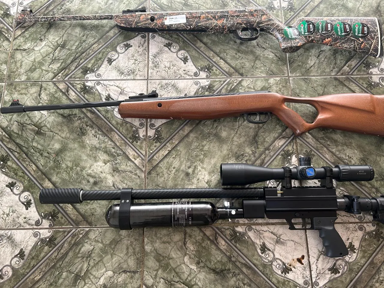 Durante a ação, foram cumpridos mandados de busca e apreensão, onde foram encontradas armas, apetrechos e animais empalhados utilizados para a caça.