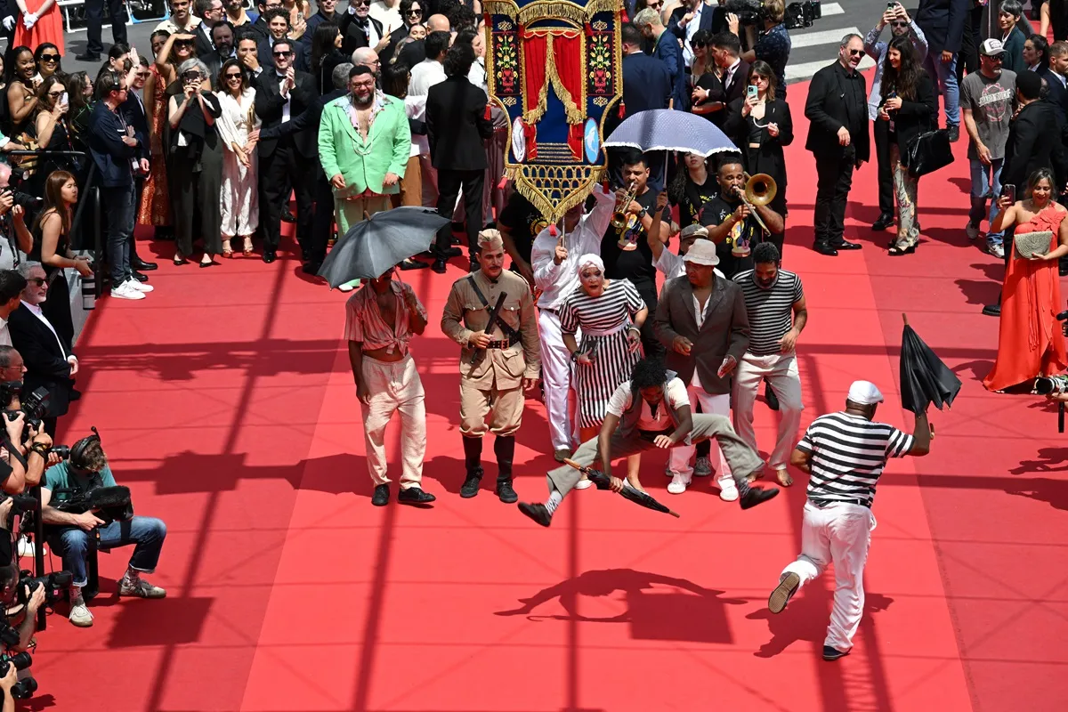 O grupo Guerreiros do Passo e a Orquestra Popular de Recife no tapete vermelho de Cannes
