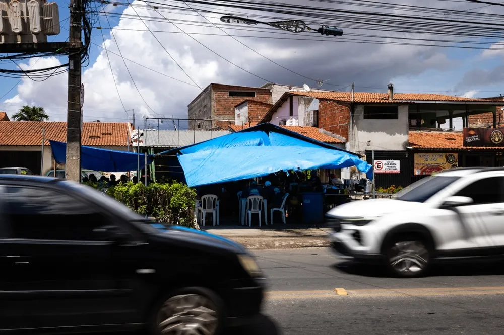 Fachada do Caldeirão da Panelada: aconchegado entre depósitos e autopeças, negócio ocupa a realeza da gastronomia regional fortalezense
