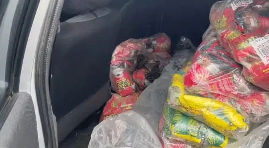 Três pessoas foram presas por transportar a carga de café após o acidente