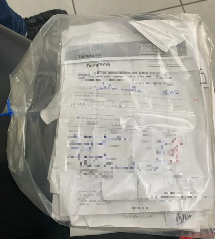 Os investigadores suspeitam que as cartas estariam sendo utilizadas para o detento se comunicar com comparsas no Ceará