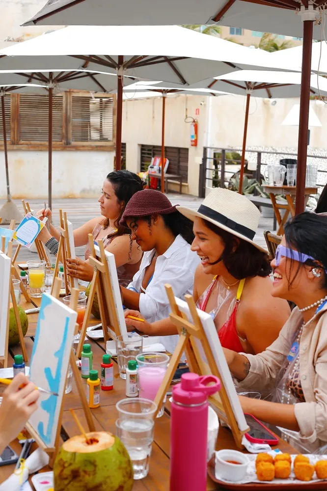 Empresa Pincelê promove pintura de telas, taças, jarros, espelhos, entre outros objetos, junto à gastronomia, vinho, música, esporte e encontros em lugares especiais