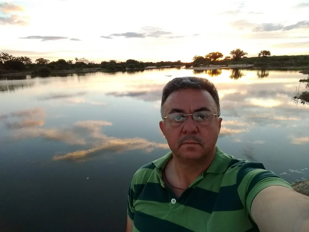 Italo Holanda junto ao rio Jaguaribe no pôr do sol: luta e inspiração