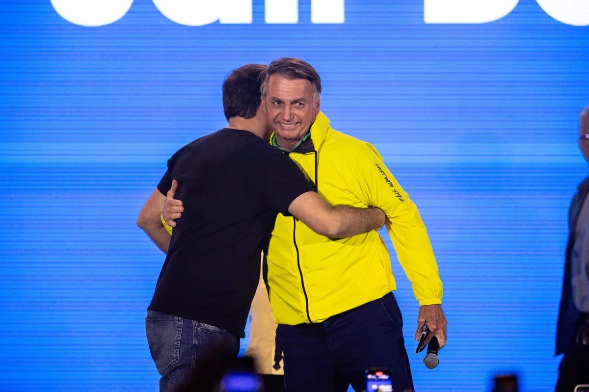 O vereador Carlos Bolsonaro, filho de Bolsonaro, também palestrou no evento PL antes do discurso do pai
