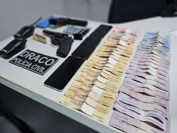Arma de fogo, munições, radiocomunicadores e dinheiro foram apreendidos pela Draco no bairro Quintino Cunha, em Fortaleza