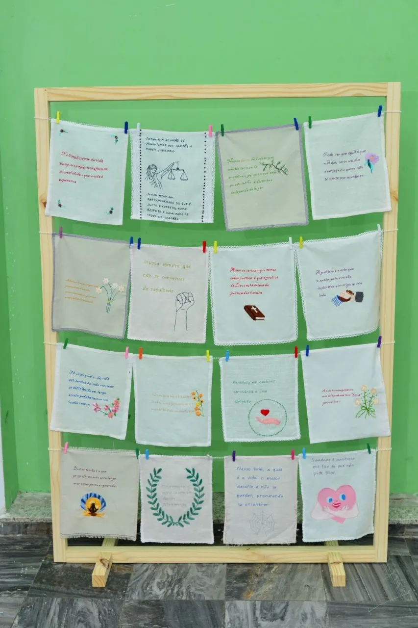 Varal de frases bordadas por Maria Ferreira Silva, entre palavras e a arte manual