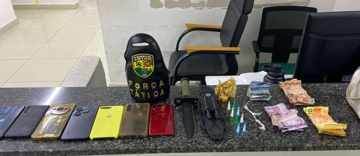 Além das armas, drogas e celulares, diversas cédulas de dinheiro também foram apreendidas pelas forças policiais
