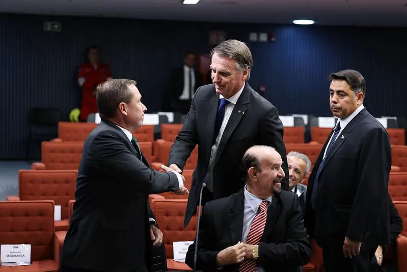 Mauro Cid e Jair Bolsonaro se cumprimentaram pouco antes do início do interrogatório