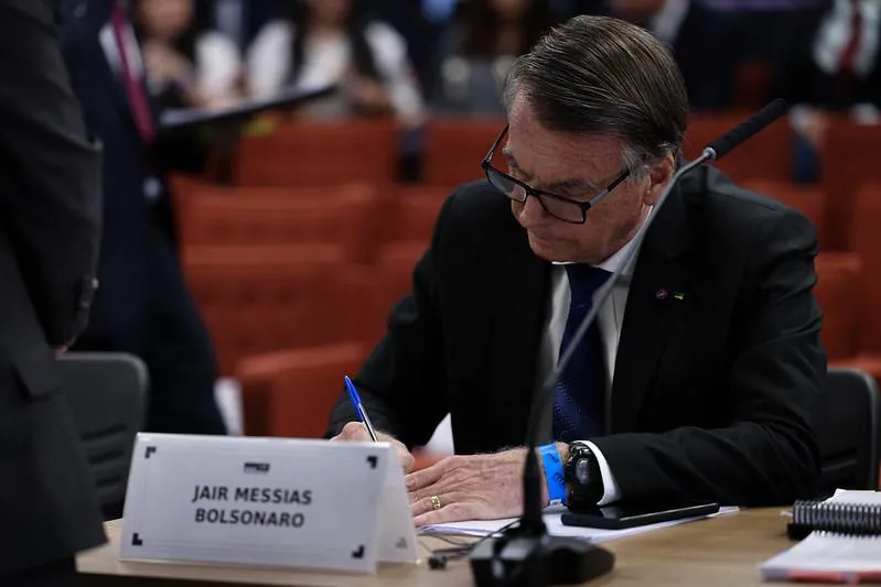 O ex-presidente Jair Bolsonaro acompanha o interrogatório
