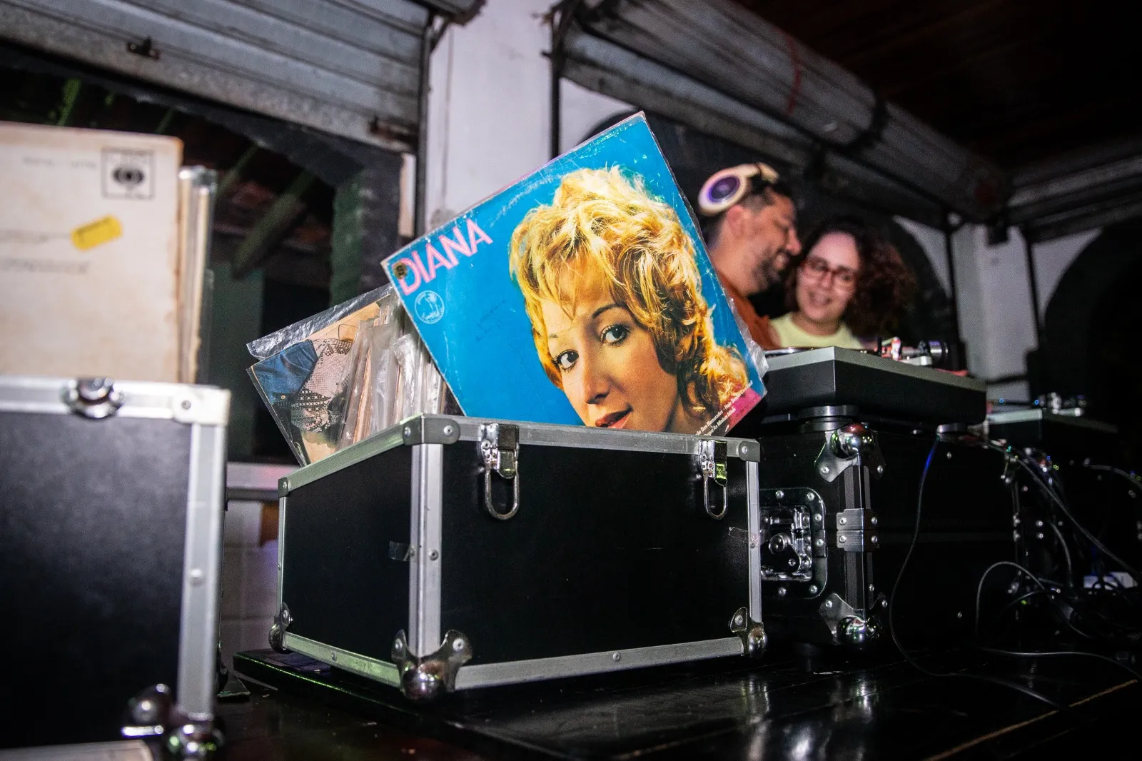 Na contramão da seleção digital, DJ Diego Penaforte utiliza discos de vinil para reproduzir os clássicos do brega