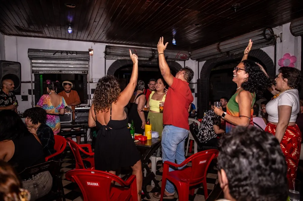 Apesar de gostar de brega apenas aos 18 anos idade, hoje o DJ Diego Penaforte faz a festa de dezenas de pessoas no Boteco Cultural da Angela