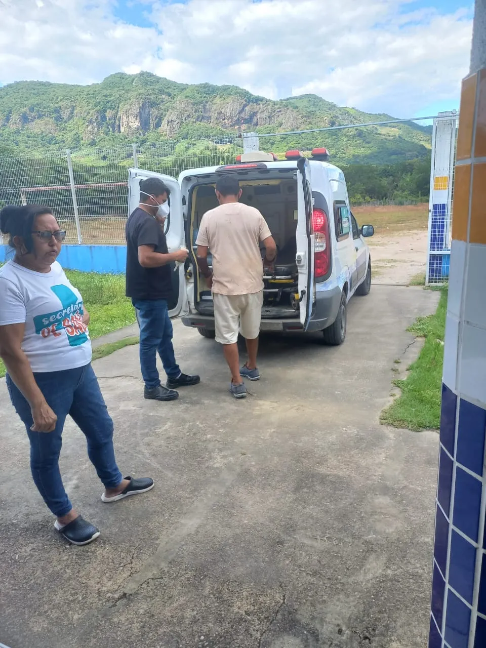 Homem foi agredido pela população e depois foi levado sob custódia policial