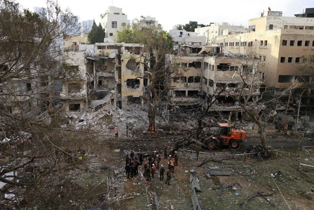 Prédio em Tel Aviv atingido por um míssil iraniano