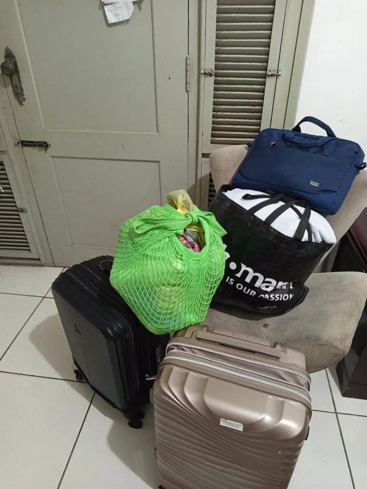 Apenas quatro das cinco bagagens enviadas por uma familiar da vítima chegaram ao destino da entrega. Depois de um tempo, a alemã percebeu que uma bolsa azul, com notebook e passaporte, tinha ficado no carro