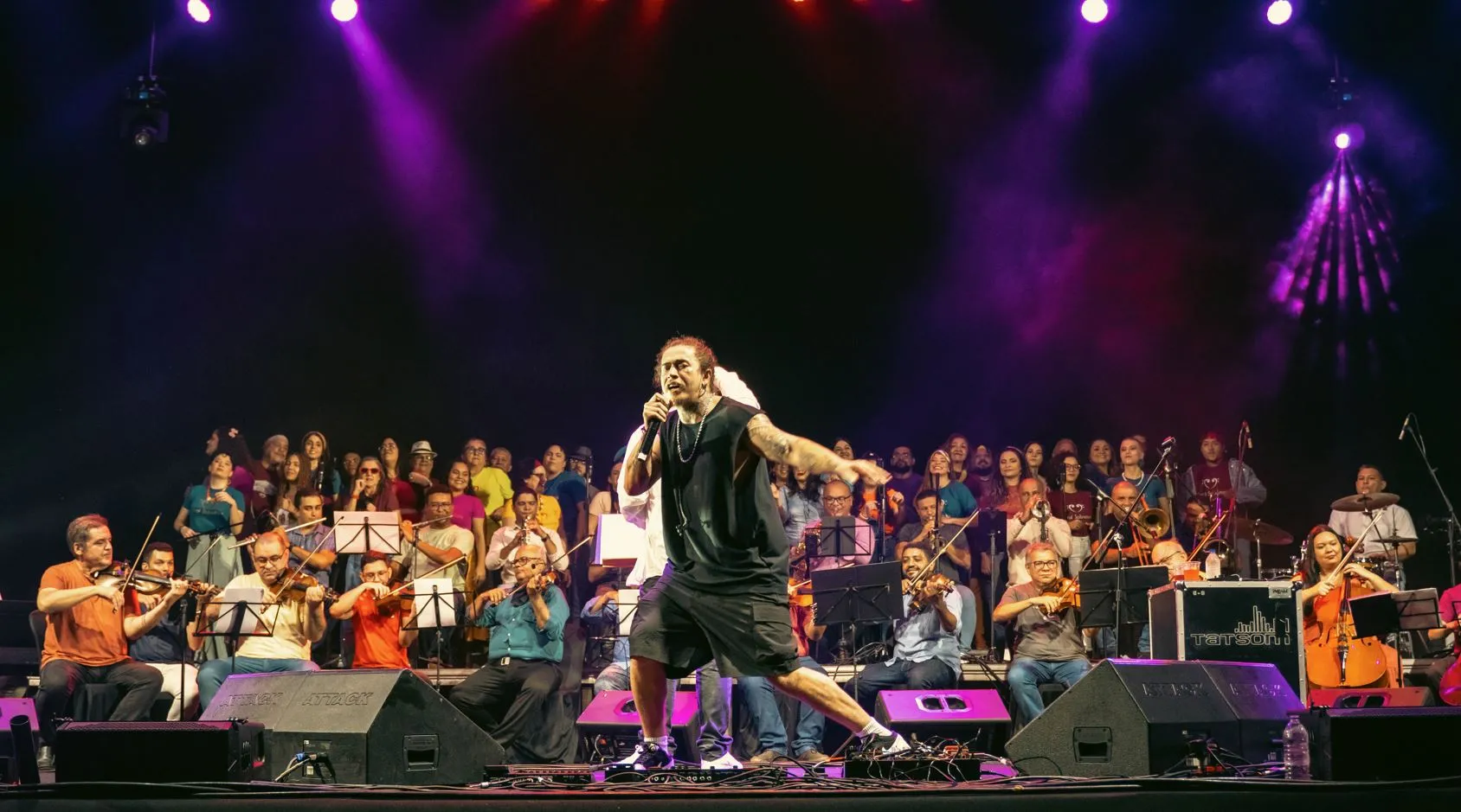 Humorista e cantor Whindersson Nunes em apresentação com o coral cearense Sobretons