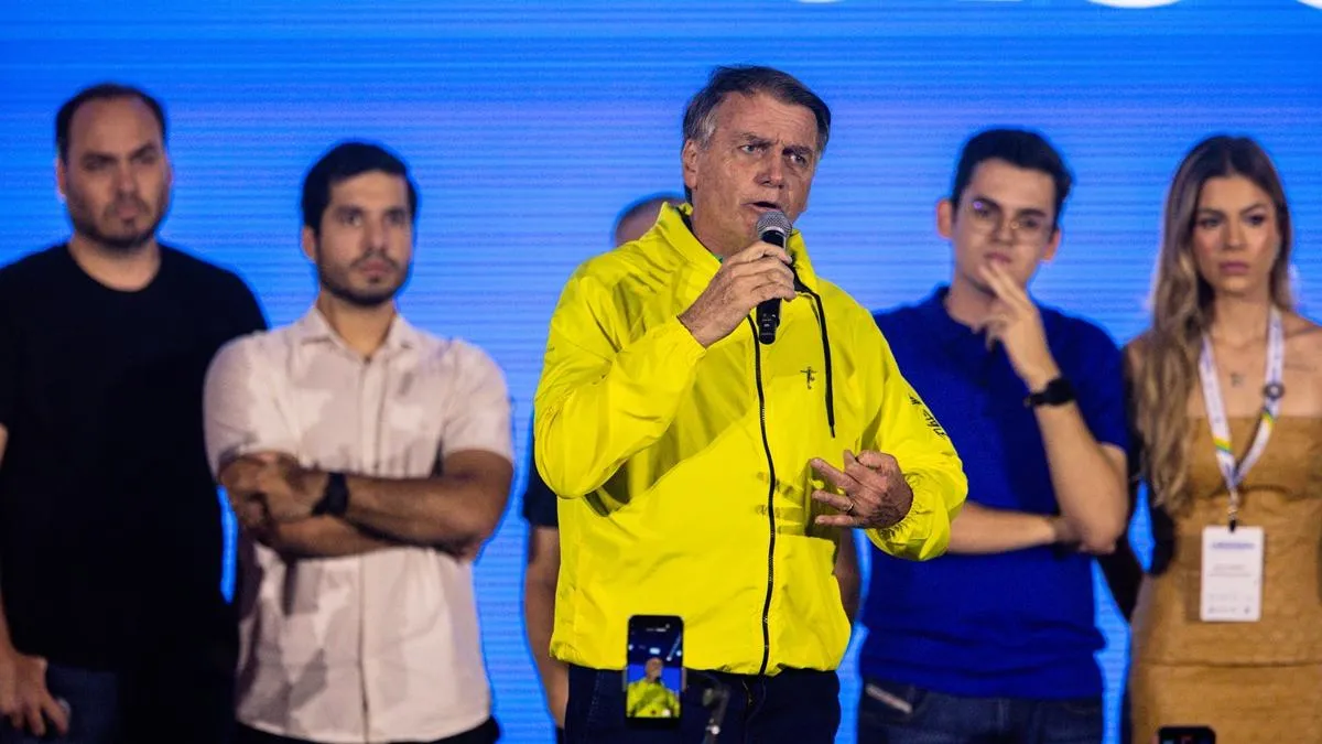 Jair Bolsonaro em evento do PL no Ceará no final de maio; ao fundo, seu filho Carlos Bolsonaro, André Fernandes, Carmelo Neto e Bella Carmelo