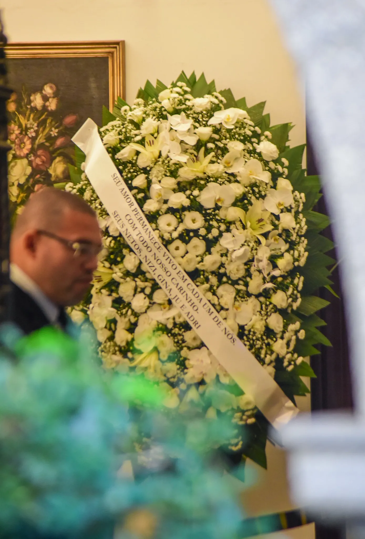 Coroa de flores enviadas pelo neto de Francisco Cuoco ao velório do avô