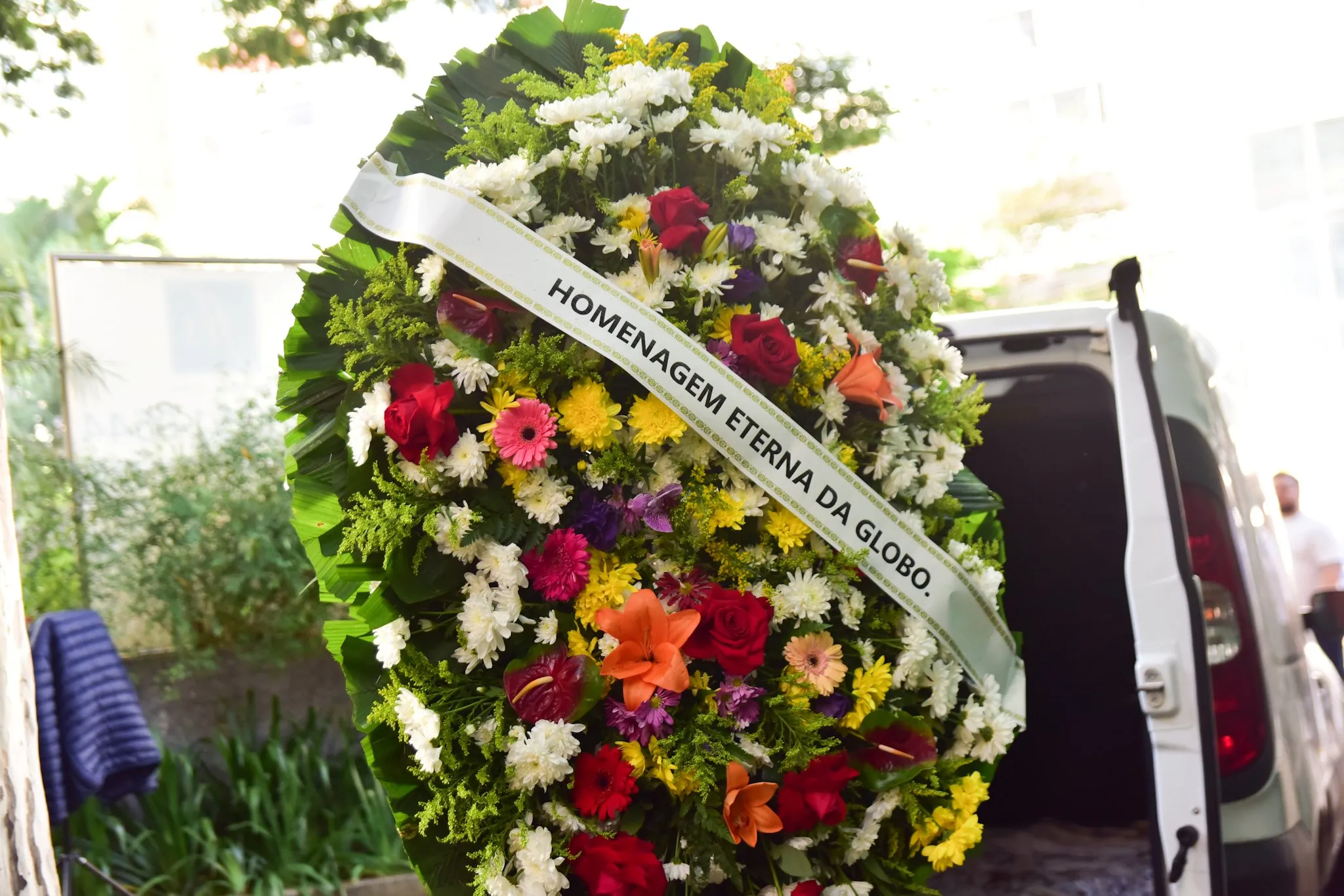 Coroa de flores enviada pela TV Globo ao velório de Francisco Cuoco, em São Paulo