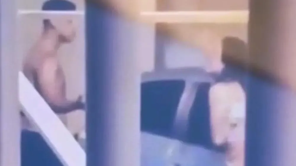 As imagens, registradas por uma testemunha, mostram Brenna e o ex-namorado discutindo em frente a casa da atual namorada do homem