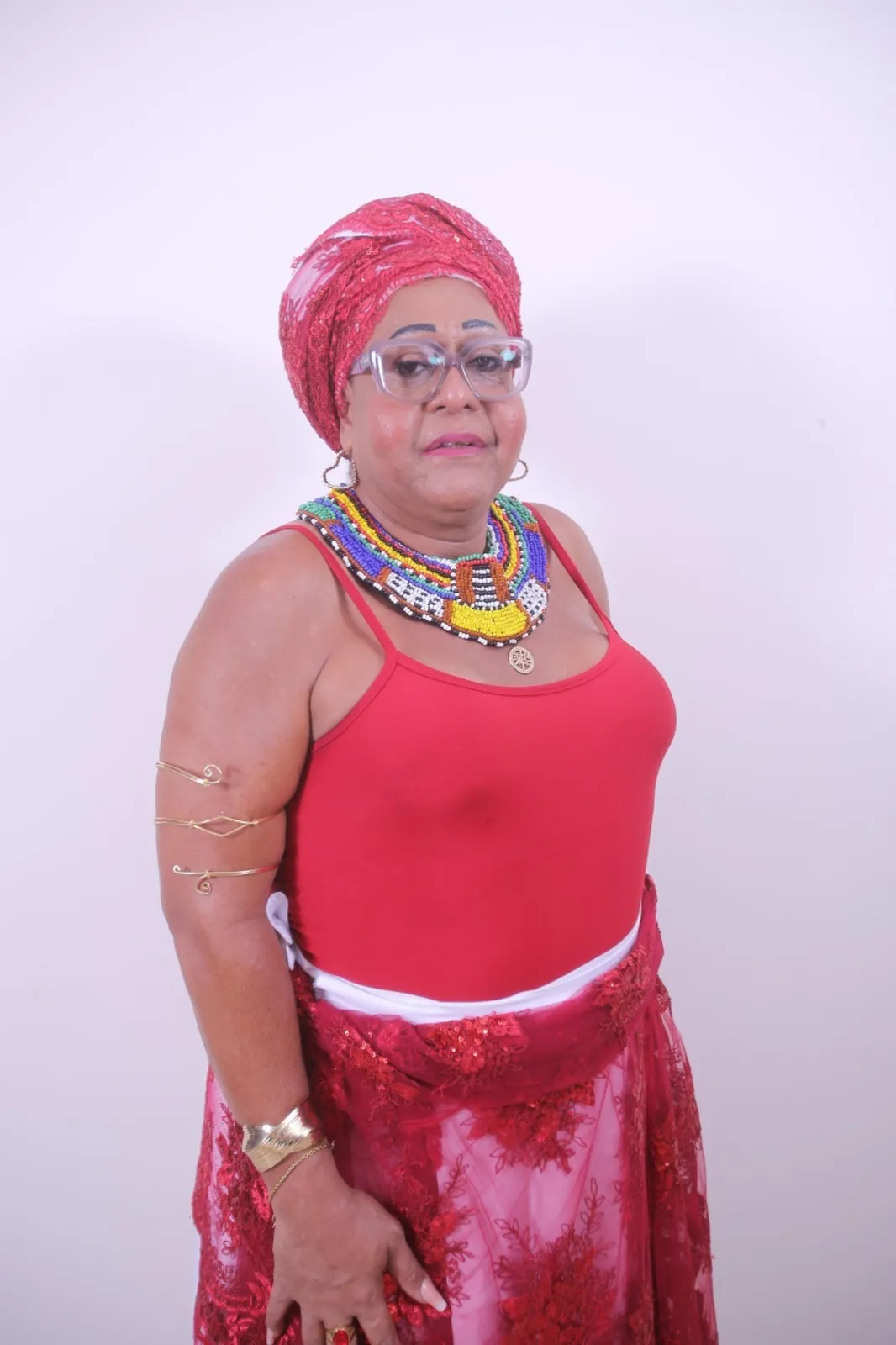Viviane de Oya, como também é conhecida, é negra de axé e tem 50 anos de idade, mais de trinta deles dedicados ao ativismo por direitos humanos para travestis e transexuais