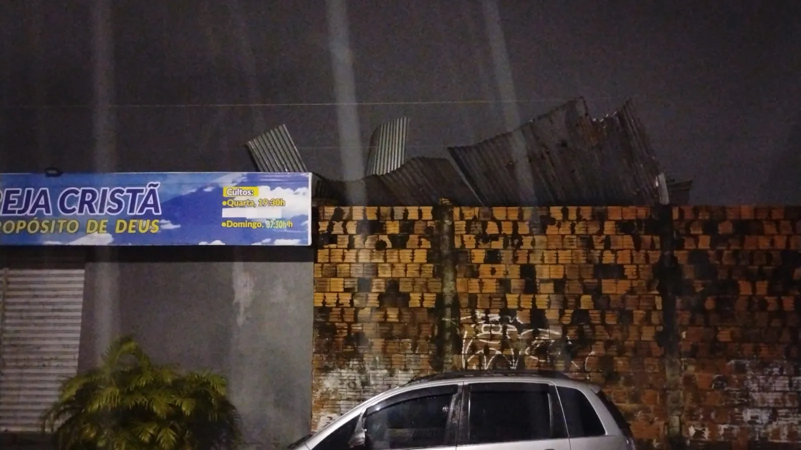 Teto não resistiu à ventania durante a chuva deste sábado em Fortaleza