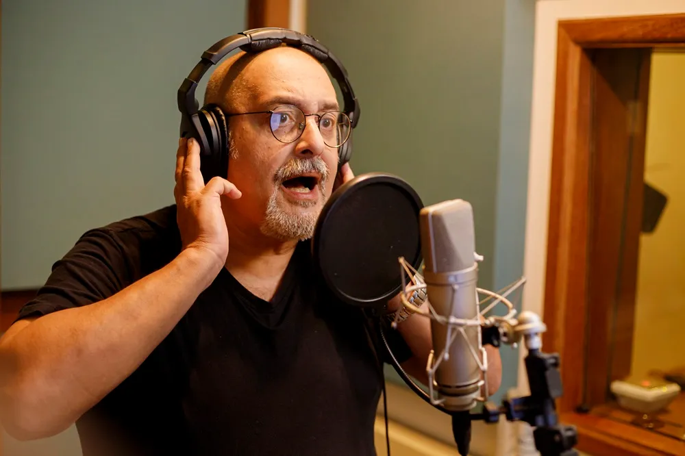 O ator e dublador Mauro Ramos durante gravação para audiolivro da Amazon: imersão e criatividade