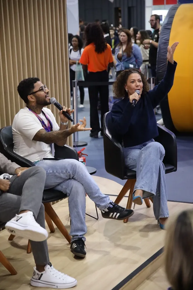 Fabiula Nascimento durante mesa no estande da Audible na Bienal do Livro do Rio de Janeiro: compartilhar histórias com a voz