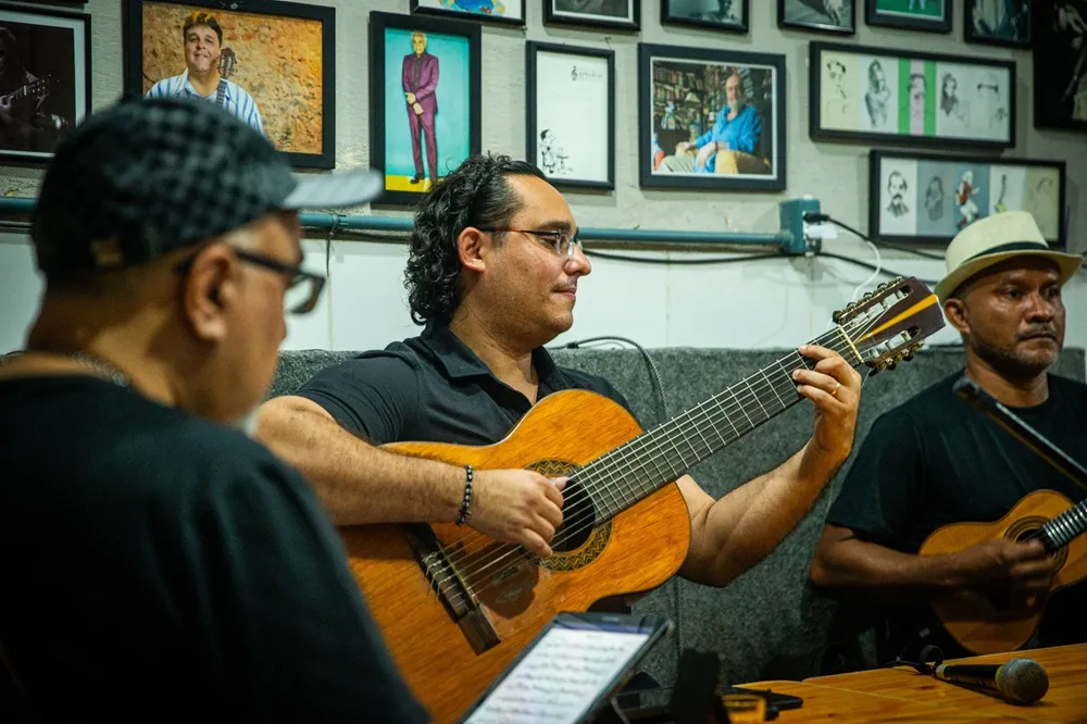 Ao centro, o violonista e produtor cultural Samuel Rocha, um dos criadores do projeto Choro de Varanda