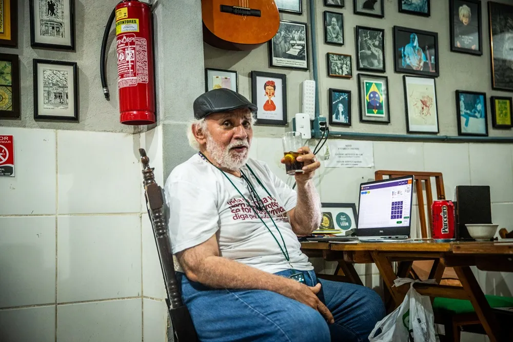 Proprietário do Barvioli, Marcus Vinicius de Oliveira, o Marvioli, celebra a parceria com o Choro de Varanda