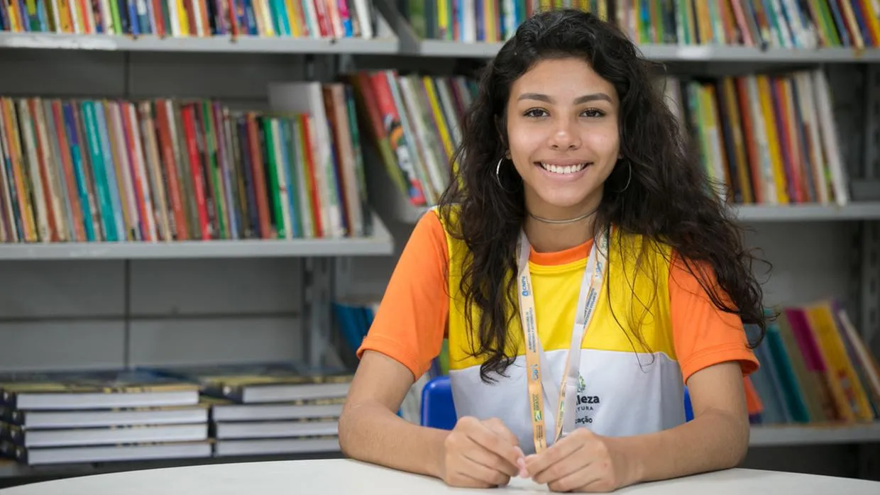 Maria Isabel Silvestre Santos, 15, da rede municipal de Fortaleza, conquistou medalha de prata em 2020 e de ouro em 2022, na Olimpíada Brasileira de Astronomia e Astronáutica (OBA)