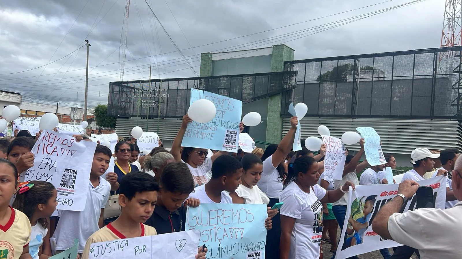 Familiares, amigos e moradores de Mauriti saíram em protesto pedindo justiça pela morte de Thiago