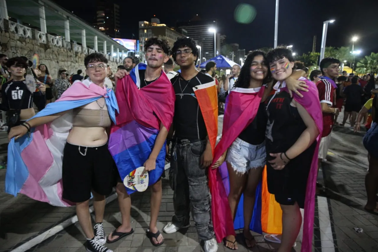 Grupo de amigos comparece à parada carregando bandeiras relacionadas à comunidade LGBTI+