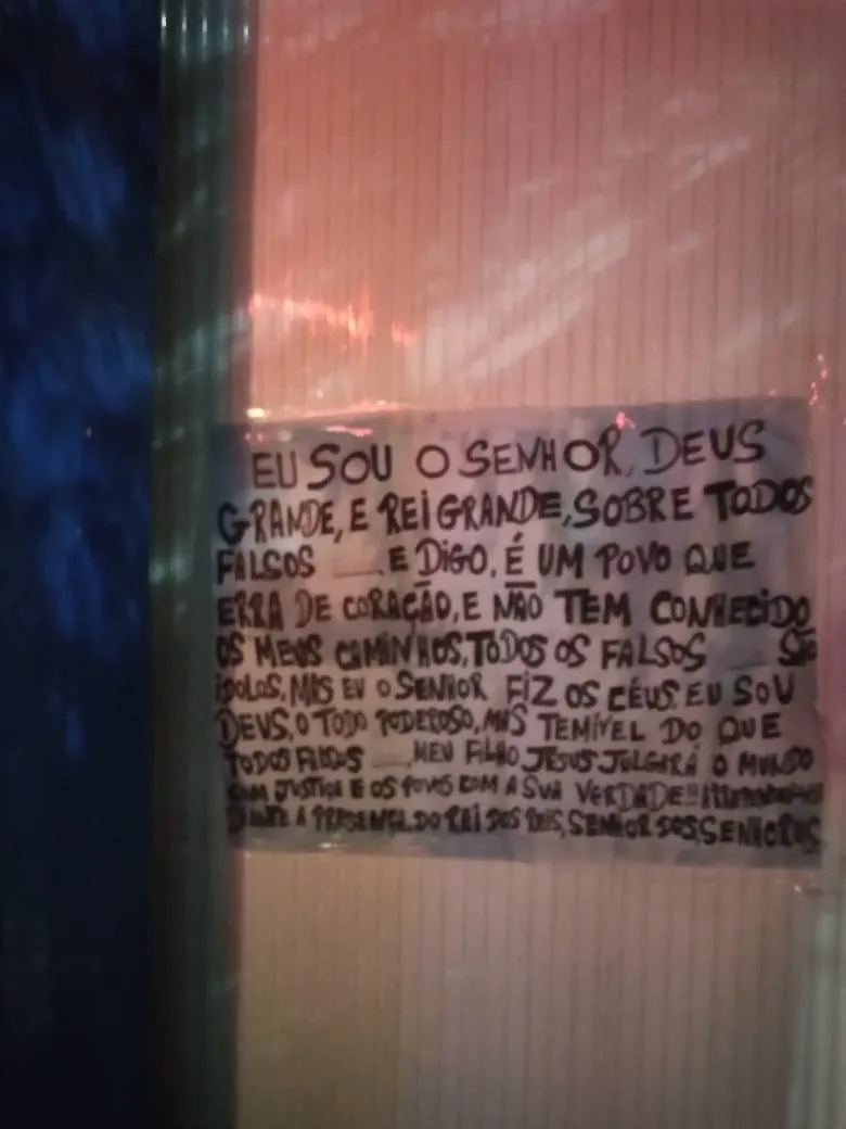 Cartaz deixado por suspeitos de atearem fogo em templo maçônico