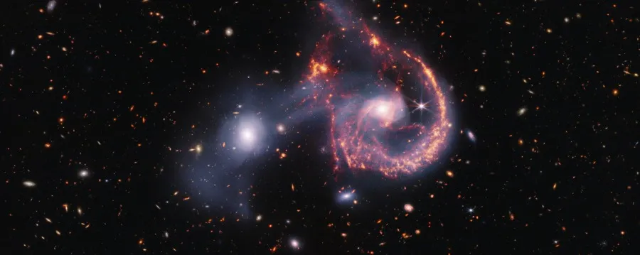 Colisão de duas galáxias.  Esse processo é resultante do encontro gravitacional do que no sentido de estrelas se chocando em uma colisão física