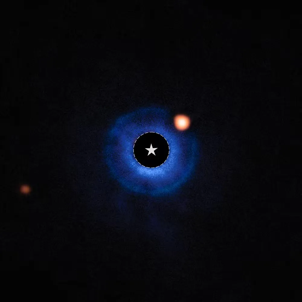 Exoplaneta TWA 7b, de mancha laranja, capturada pelo telescópio James Webb. Ele tem cerca de 30% da massa de Júpiter e é dez vezes mais leve do que qualquer outro exoplaneta já fotografado diretamente