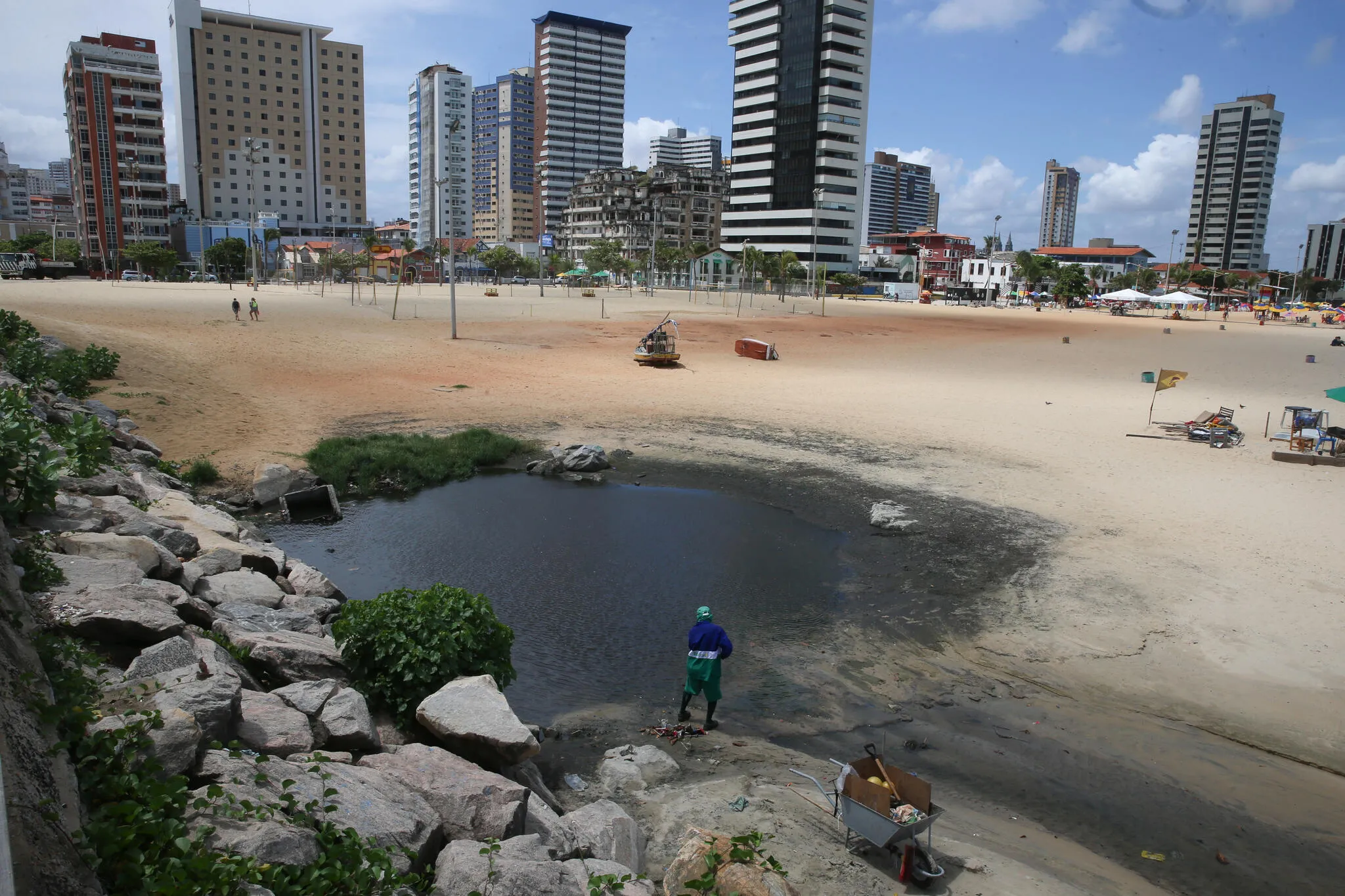 Limpeza sendo realizada na Praia de Iracema, em 2019, ao lado do Espigão da rua João Cordeiro