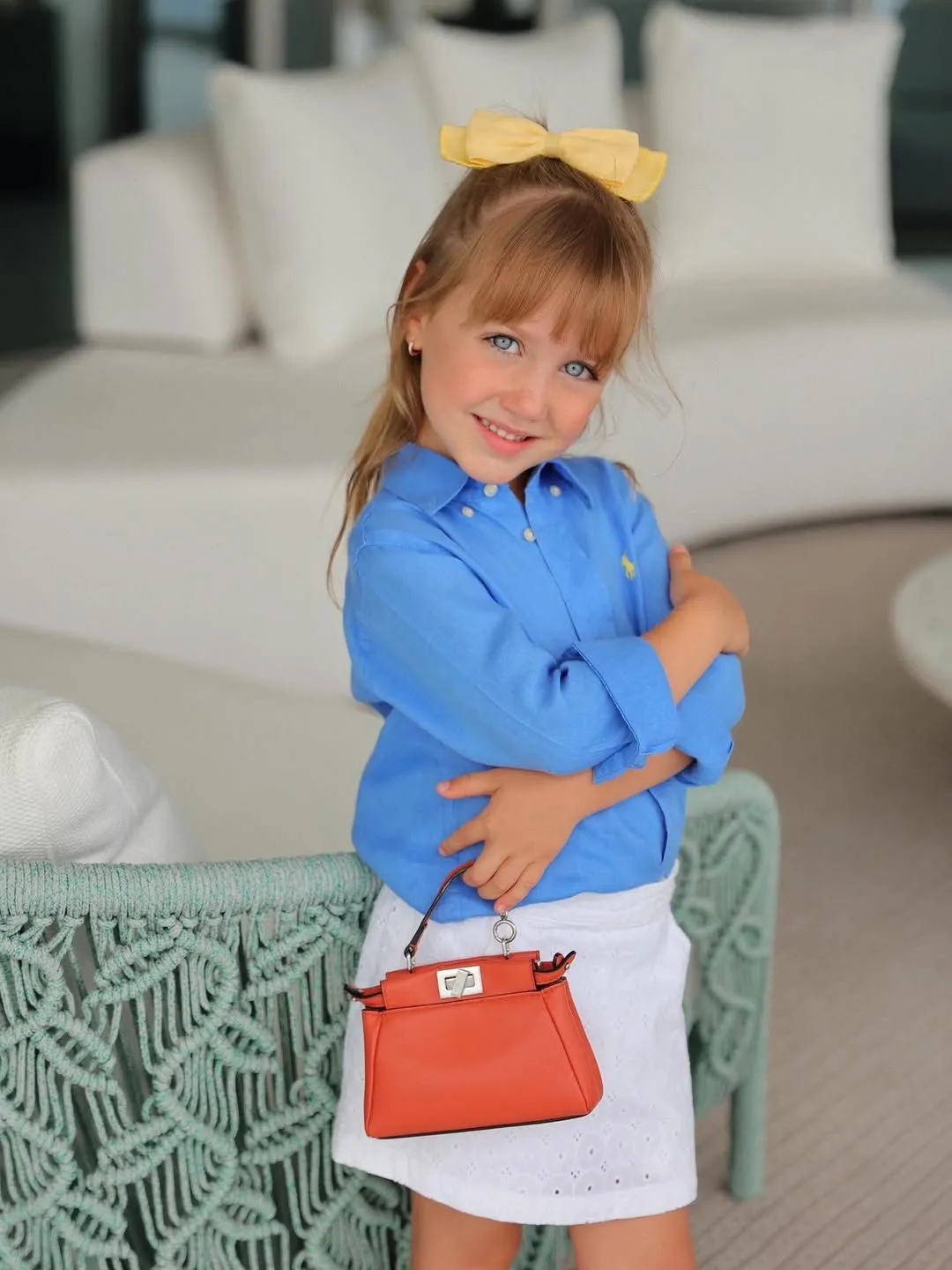 Vicky, de 5 anos, foi atacada por aparecer usando uma bolsa da grife Fendi, avaliada em R$ 14 mil