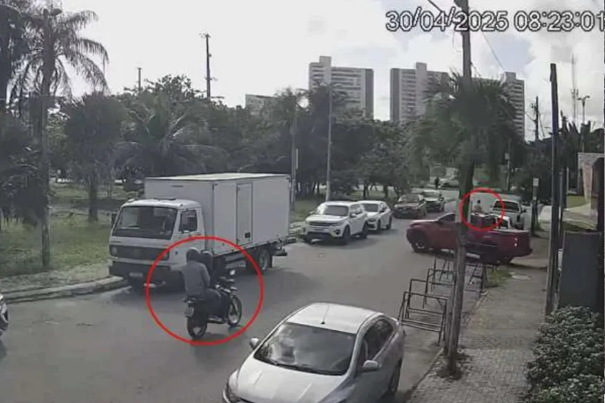O empresário foi surpreendido no momento que entrava no carro e foi morto a tiros, por dois homens que trafegavam em uma motocicleta