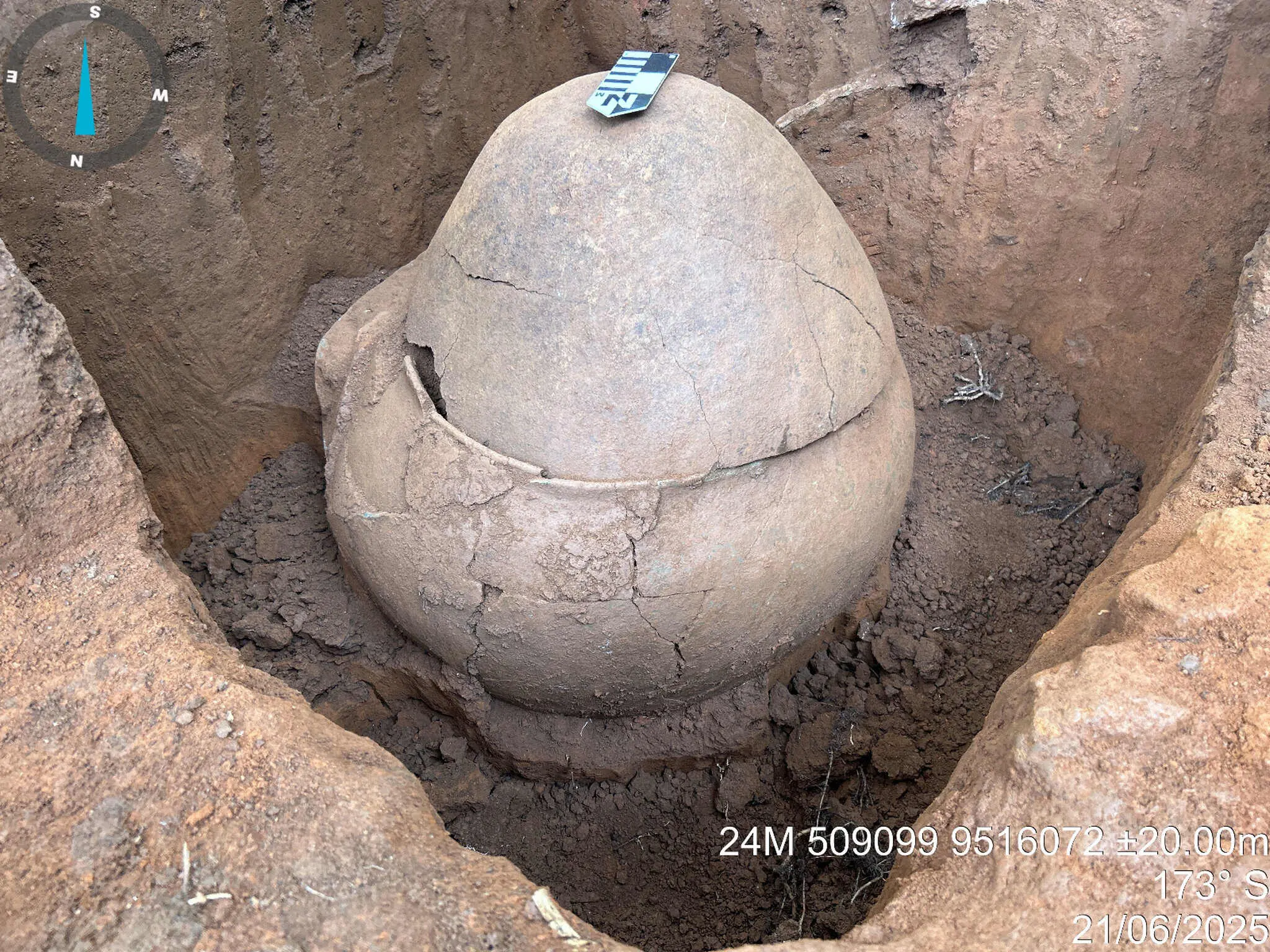 Imagem da notícia: Escavações no Ceará encontram urnas funerárias indígenas com dentes e ossos no Maciço de Baturité