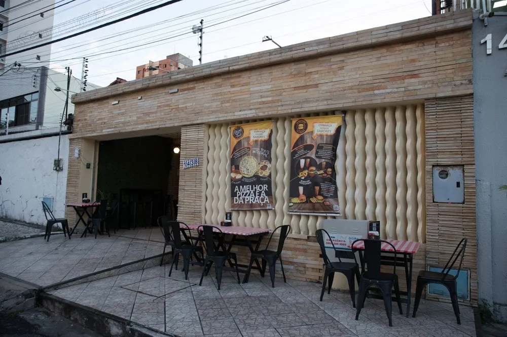 No topo, fachada do Pizza na Praça; acima, o casal Fabiana e Rafael Pedrosa, proprietários do estabelecimento