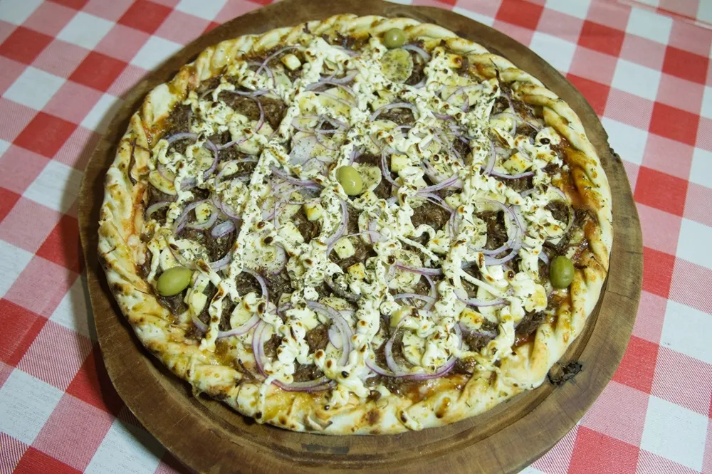 Para chef, usar manteiga da terra no lugar de azeite confere um gosto mais cearense à pizza