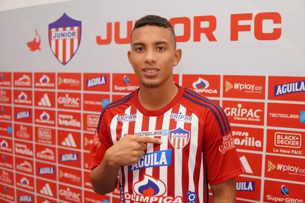 O meia colombiano Jordan Barrera fechou com o Botafogo para a sequência da Série A