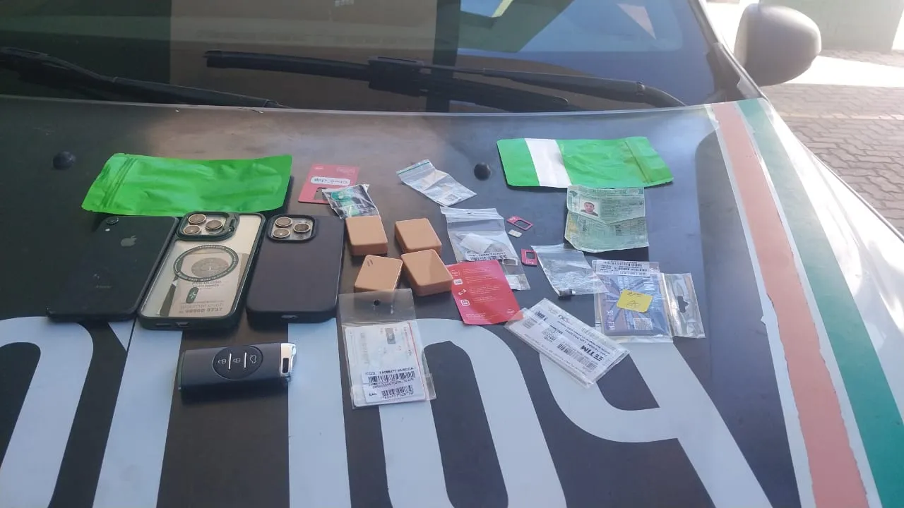 Aparelhos celulares e outros equipamentos eletrônicos foram apreendidos com suspeitos de tentar fraudar o concurso público da Polícia Militar do Ceará