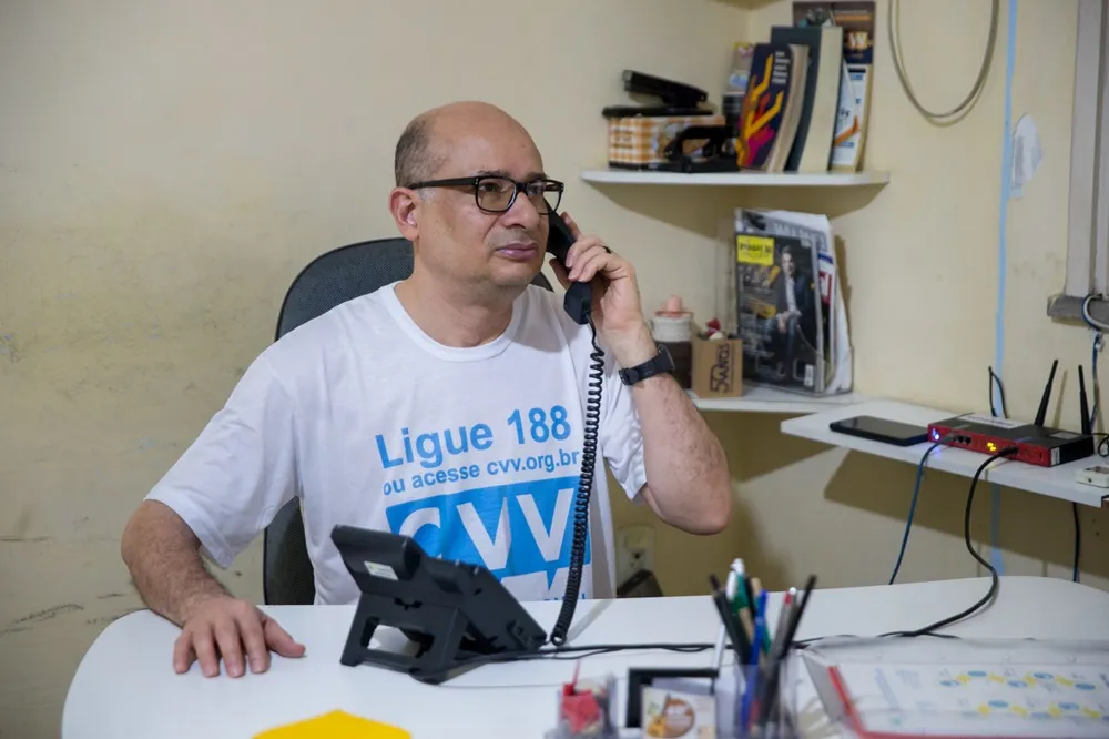 Atendimentos do CVV acontecem por meio de telefone (no número 188), por e-mail ou por chat