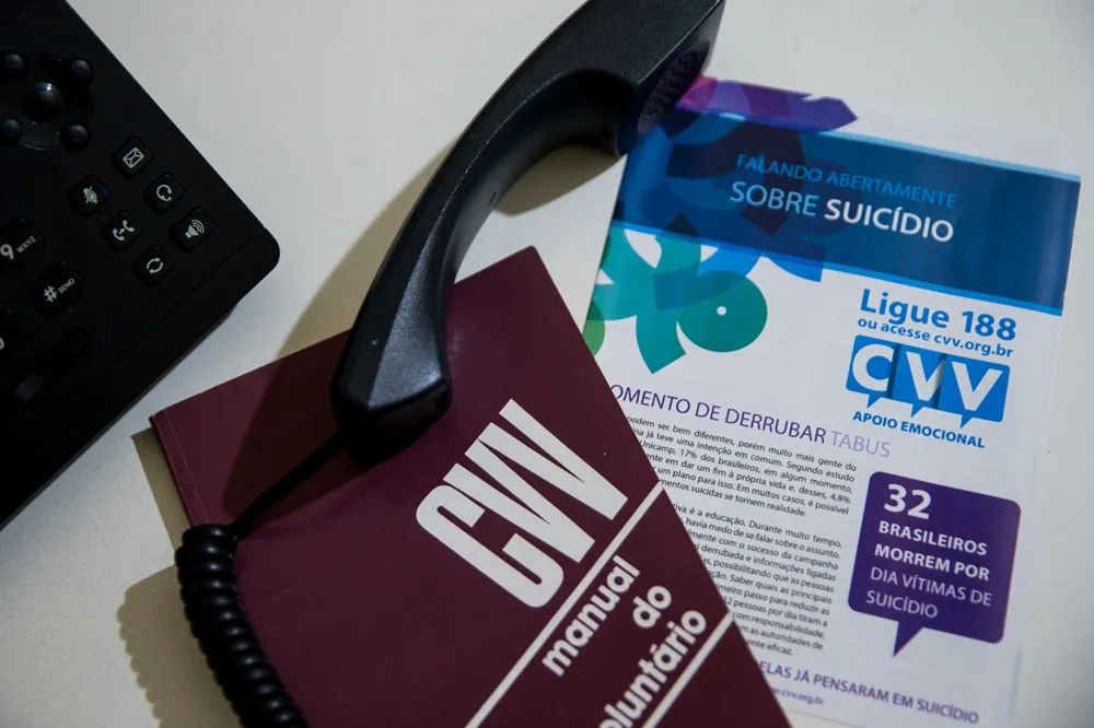 Voluntários do CVV passam por formação contínua em prol de melhor atender a quem busca suporte emocional