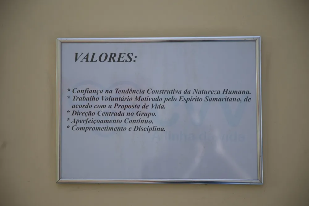 Nas paredes da sede do CVV Fortaleza, detalhes sobre os valores do projeto