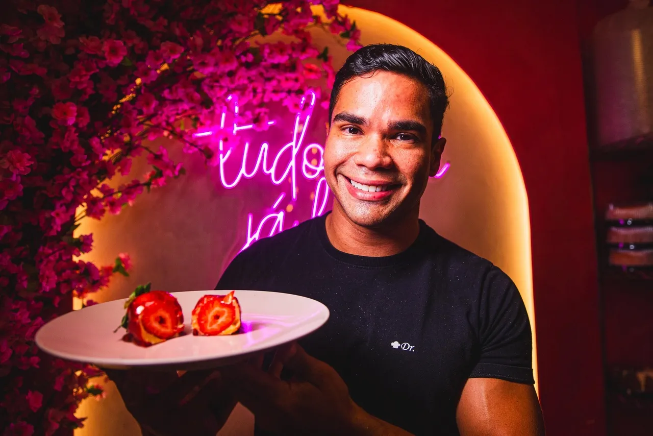 A DR Confeitaria, de Douglas Barros, começou a fabricação de morango do amor na semana passada: 