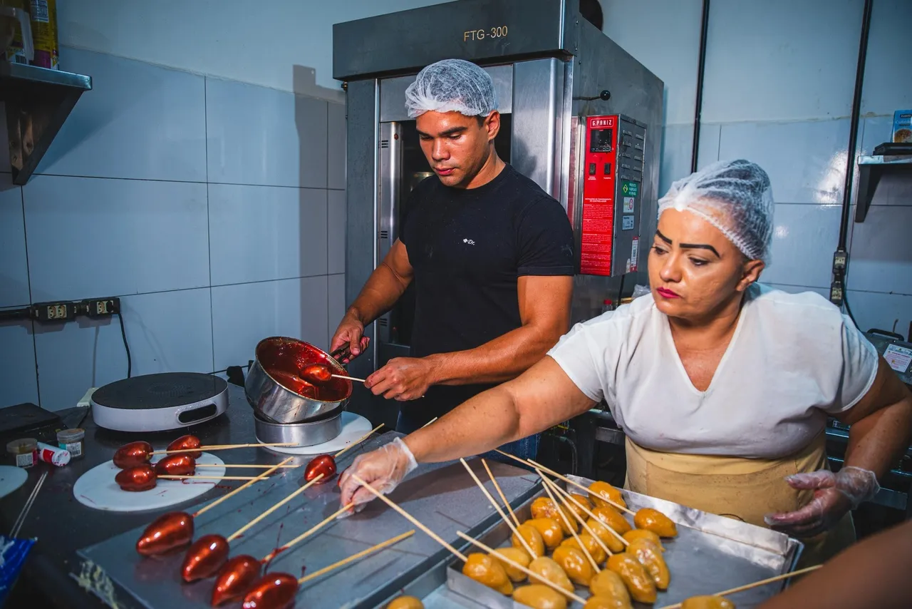Centenas de unidades do Morango do Amor têm sido feitas nas DR Confeitaria: 