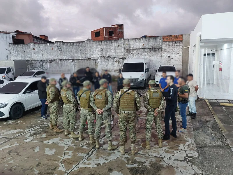Policiais civis e militares e peritos forenses auxiliaram os promotores de Justiça, no cumprimento de ordens judiciais, nos estados de Santa Catarina, Ceará, Rio Grande do Sul, Bahia e Alagoas