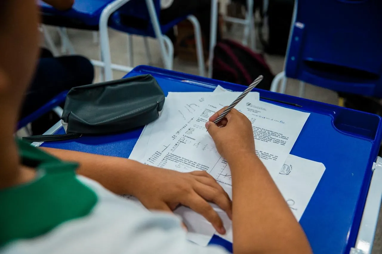A média atingida pelas escolas públicas na prova de Matemática e suas Tecnologias em 2024 aumentou 1,8% em relação ao resultado de 2019